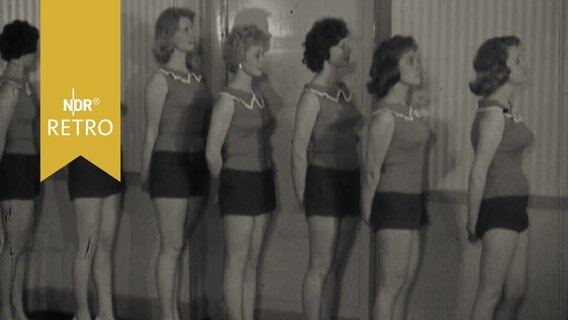 Sieben Teilnehmerinnen einer Miss-Wahl in einer Reihe (1959)  