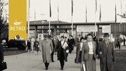 Zahlreiche Besucher verlassen das Messegelände in Hannover 1959  