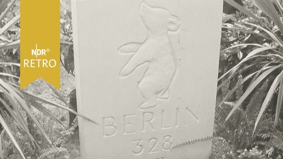 Gedenkstein mit Kilometerangabe und Berliner Wappentier, dem Bären, in Bad Oldesloe (1959)  
