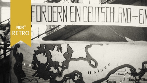 Banner mit der Aufschrift "Wir fordern ein Deutschland" zum Tag der Deutschen Einheit 1959  