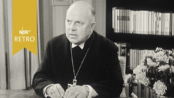 Landesbischof Hanns Lilje am Schreibtisch (1959)  