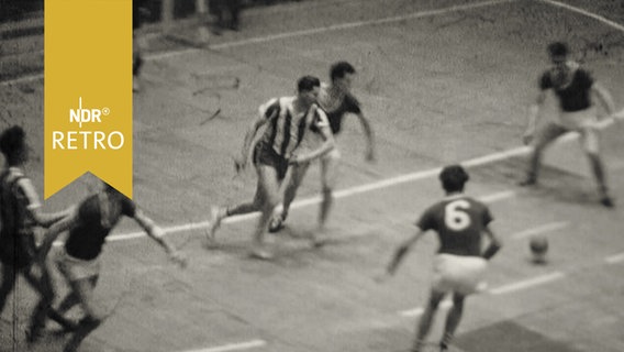 Handballspieler in einer Halle im Spiel (1959)  