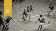 Handballspieler in einer Halle im Spiel (1959)  