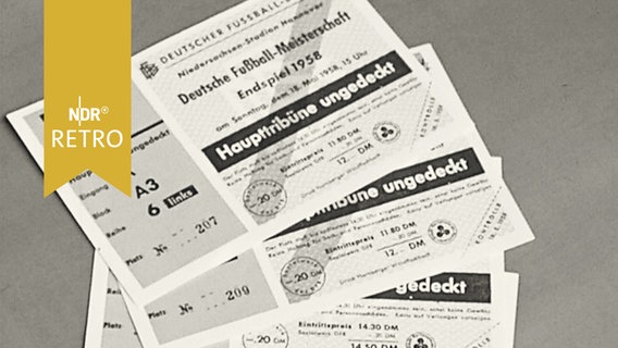 Vier Eintrittskarten für das Endspiel um die Deutsche Fußball-Meisterschaft 1958 liegen aus  