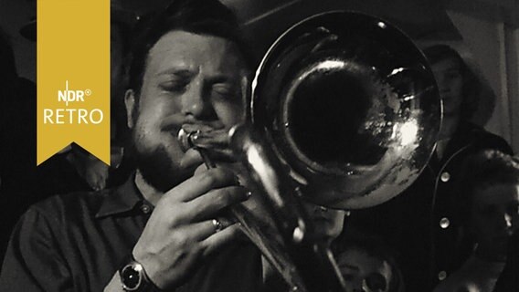 Posaunenspieler bei einem Standkonzert in einem Raum (Jazz, 1958)  