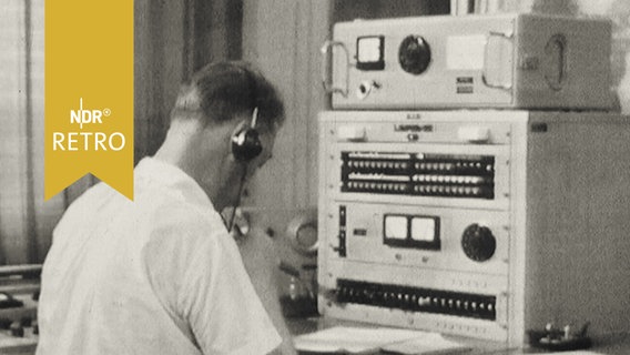 Funker an einer Funkstation für Seefunk in den 1960er Jahren  