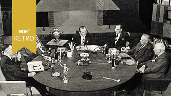 Männer an einem Studiotisch bei Diskussionssendung "Club zum 3. Donnerstag" (1962)  