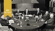 Männer an einem Studiotisch bei Diskussionssendung "Club zum 3. Donnerstag" (1962)  