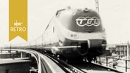 Lokomotive eines Trans-Europ-Express-Zugs mit Logo "TEE" auf den Schienen  
