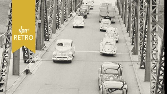 Autoverkehr auf einer Brücke (Nord-Ostsee-Kanal) 1958  