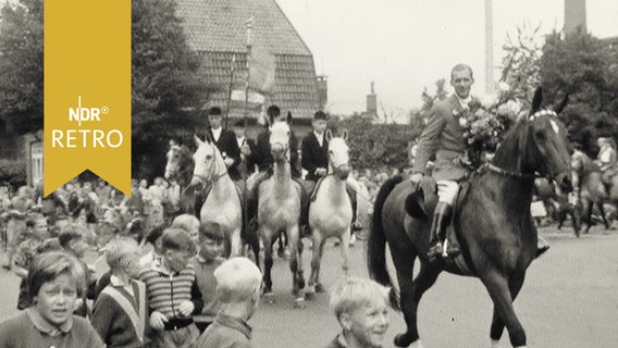 Reitolympiasieger Fritz Thiedemann zu Pferd bei Empfang in Elmshorn 1958  