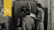 Schülerin an der Tafel in einer Dorfschule 1958  