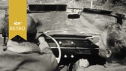 Zwei Männer im offenen Cabrio auf einer Landstraße  