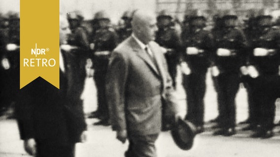 Willi Stoph und Józef Cyrankiewicz beim Abschreiten der militärischen Ehrenformation in Ostberlin anlässlich des Besuchs des polnischen Ministerpräsidenten 1960  