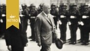 Willi Stoph und Józef Cyrankiewicz beim Abschreiten der militärischen Ehrenformation in Ostberlin anlässlich des Besuchs des polnischen Ministerpräsidenten 1960  