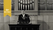 Heinrich Greeven, Direktor der Universität Kiel, bei einer Ansprache vor einer Orgel (1961)  
