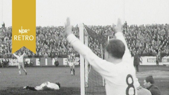 Spieler Nummer 8 des Hamburger SV bejubelt einen der acht HSV-Treffer im Oberligaspiel in Hildesheim (Januar 1961)  