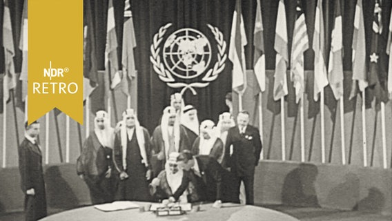 Mehrere arabische Staatsoberhäupter bei der UN in New York bei Unterzeichnung eines Abkommens (1960)  