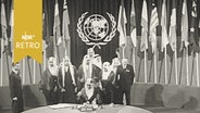 Mehrere arabische Staatsoberhäupter bei der UN in New York bei Unterzeichnung eines Abkommens (1960)  