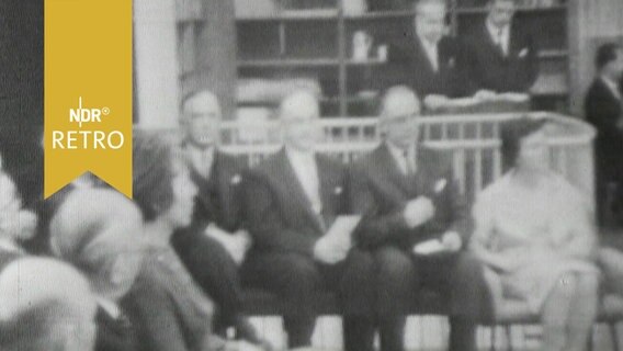 Mehrere Menschen sitzen im Publikum bei der Eröffnung eines DDR-Kulturzentrums in Finnland 1961  