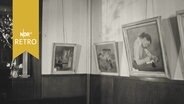 Blick in einen wohnzimmerähnlichen Ausstellungsraum mit Gemälden von Georg Walter Rössner (1959)  