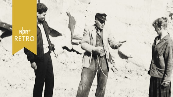 Reporterin Ellen und Reporter Peter in einem Steinbruch im Gespräch mit einem Sprengmeister (1959)  