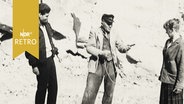 Reporterin Ellen und Reporter Peter in einem Steinbruch im Gespräch mit einem Sprengmeister (1959)  