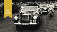 Wagenkolonne des Bundespräsidenten fährt durch Hamburg 1958, zahlreiche Passanten stehen Spalier  