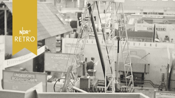 Blick in Messehalle Neumünster bei der Baufachmesse 1958  