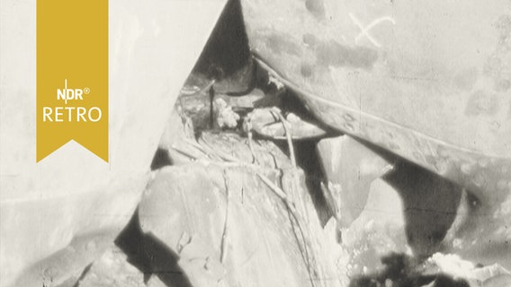Durch Explosion beschädigte Schiffswand der "Atlas" in Hamburg 1958  