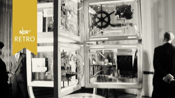 Besucher in einer Ausstellung über Seefahrt (1959)  