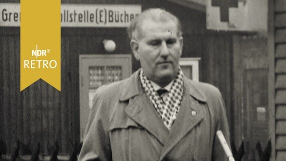 Mann (vermutlich Grenzer) vor der "Grenzkontrollstelle Büchen" (1959)  