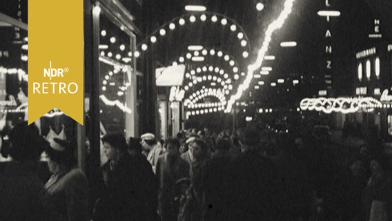 Weihnachtliche Straßenbeleuchtung in einer Fußgängerzone in Hamburg 1958  