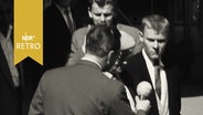 Reporter bei Passantenbefragung am 17. Juni 1960 vor dem Hamburger Hauptbahnhof  