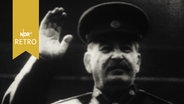 Josef Stalin mit zum Gruß erhobener Hand  