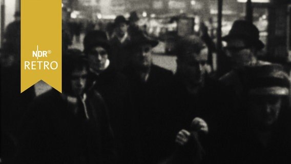 Winterliche Passanten in einer Großstadt (1961)  