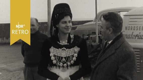 Frau in traditioneller friesischer Tracht (1958) © NDR 