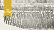 Soldaten marschieren in Formation bei einer Militärparade (1959)  