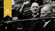 Charles de Gaulle mit grüßend erhobener Hand im offenen Wagen bei der Fahrt durch Hamburg 1962  