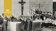 Bischof Heinrich Maria Janssen feiert die Pontifikalmesse in der KZ-Gedenkstätte Bergen-Belsen.  