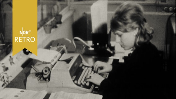Sekretärin in einem Büro an der Schreibmaschine (1965)  