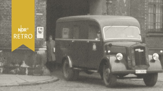 Gefangenentransporter vor einer Toreinfahrt (Gerichtssgebäude in Hannover) 1959  