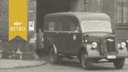 Gefangenentransporter vor einer Toreinfahrt (Gerichtssgebäude in Hannover) 1959  