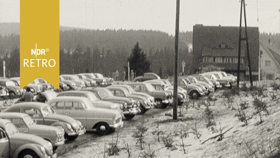 Voller Parkplatz in Torfhaus im Harz (1959)  
