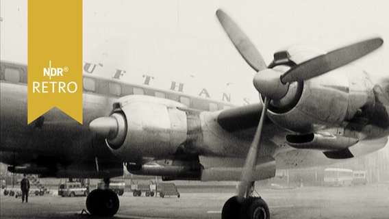 Passagierflugzeug der Lufhansa (Propellerflugzeug) auf dem Rollfeld eines Flughafens 1959  