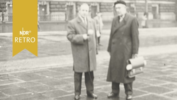 Reporter beim Interview mit einem Passanten 1959  