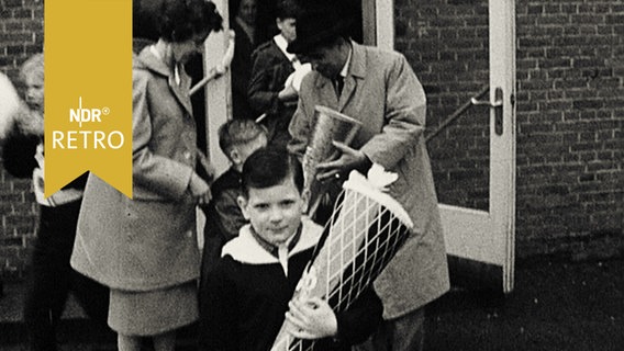 Schulanfänger mit Schultüten verlassen Schulgebäude (1959)  