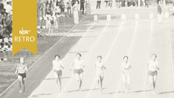 Sechs Frauen auf der Aschebahn bei einem Laufwettkampf  