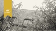 Backstein-Anbau eines Hauses in Göttingen mit Arbeitern auf einem Gerüst 1960  