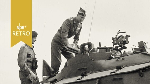 Prinzgemahl Philip Mountbatten besteigt einen britischen Panzer bei Besichtigung des Truppenübungsplatzes in Bergen 1960  